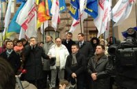 Митинговавшие у Киевсовета двинулись к Раде