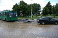 В Киеве возле метро "Лыбидская" провалился участок проезжей части дороги 