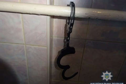 ​Киевлянин приковал наручниками к батарее своего квартиранта, который якобы его обокрал