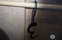 Киянин прикував наручниками до батареї свого квартиранта, який нібито його обікрав