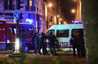 Территория вокруг театра "Батаклан" в Париже остается под оцеплением