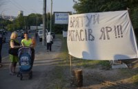 Активисты повалили забор на незаконной стройке в Протасовом Яру