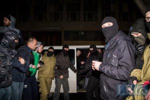 Россия требует изъять оружие у "Правого сектора" и освободить объекты в Киеве