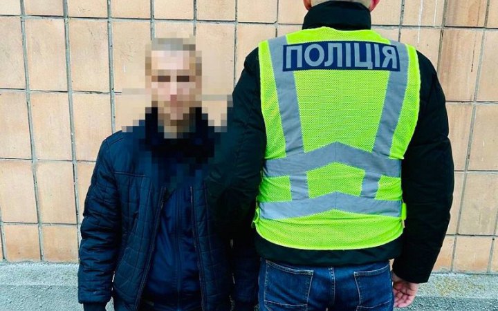 ​У Києві затримали чоловіка, який за добу обікрав лікарню, капличку та два кіоски