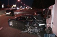 В Киеве на Набережном шоссе жестко столкнулись грузовик с легковым авто