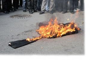 Оппозиционные к Меджлису крымские татары сожгли чучело Джемилева