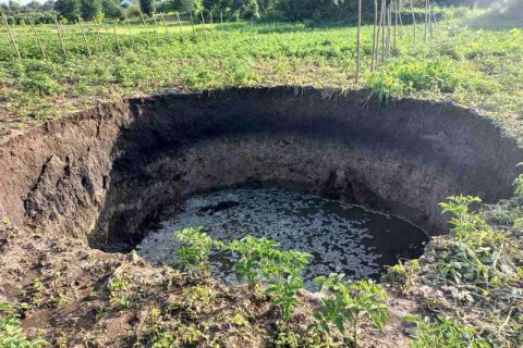 В селе близ Хотина образовался карстовый провал