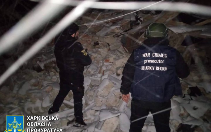 Внаслідок авіаударів по Купʼянщині загинула жінка=