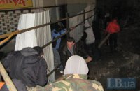 В Киеве на Жилянской активисты штурмуют забор незаконной стройки, охрана бросила дымовую шашку (ОБНОВЛЯЕТСЯ)