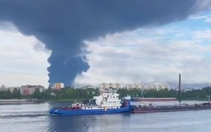 Зеленський повідомив про удари по двох російських НПЗ і кораблях у Чорному морі