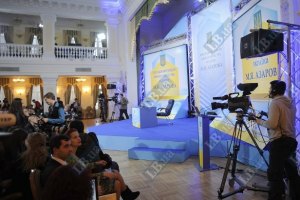 Азаров не будет подводить итоги года 