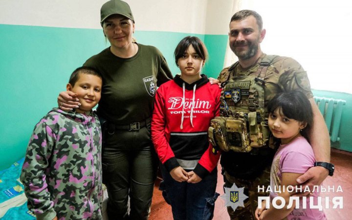 Поліцейські вивезли з Нью-Йорка на Донеччині трьох осиротілих дітей