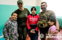 Поліцейські вивезли з Нью-Йорка на Донеччині трьох осиротілих дітей