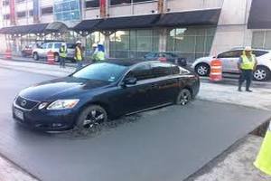Девушка на Lexus всеми колесами увязла в цементе