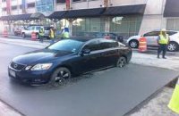 Девушка на Lexus всеми колесами увязла в цементе