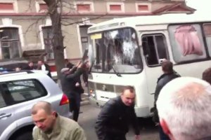Милиция расследует нападение сепаратистов на автобус в Харькове