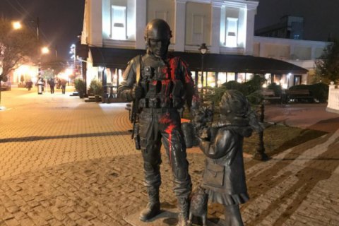 Памятник "зеленым человечкам" в оккупированном Симферополе облили краской
