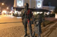 Памятник "зеленым человечкам" в оккупированном Симферополе облили краской