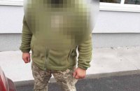 У Вінниці чоловік штовхнув волонтера з опитуванням Зеленського, його затримали