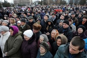 В Черниговской области люди требовали наказать милиционера за избиение беременной женщины