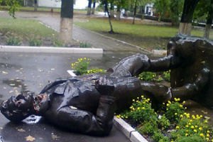 В Харькове неизвестные свалили памятник Артему