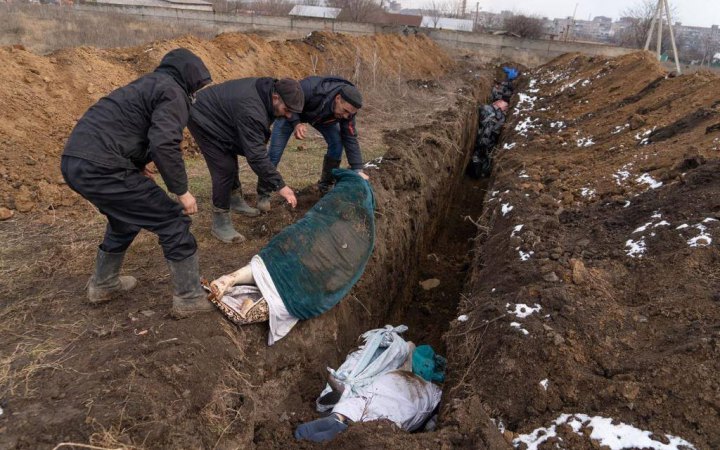 Окупанти хоронять убитих маріупольців у кілька шарів і "маскують" могили як індивідуальні поховання 