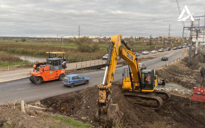 На Київщині облаштували тимчасову переправу на “Варшавській” трасі 
