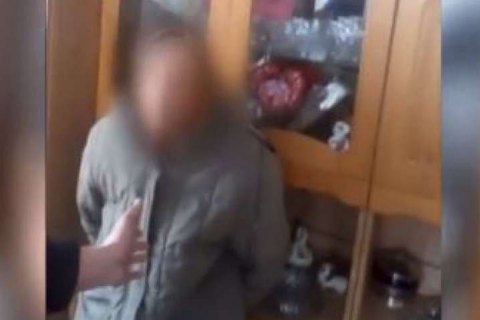​В Киевской области задержали двух мужчин, которые издевались над 71-летней бабушкой и снимали это на видео
