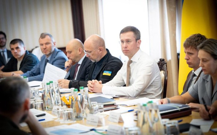 З фінальної редакції Програми уряду на 2026-2027 зникли мінімальна пенсія 6000 гривень і орієнтир зарплати вчителя
