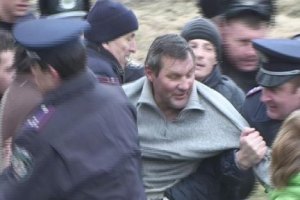 Милиция угрожала расстрелять акцию протеста против вырубки деревьев в Киеве 