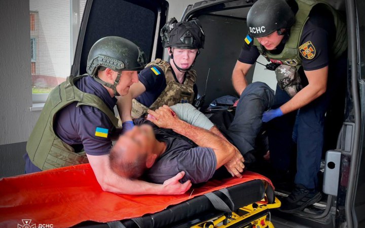 На Дніпропетровщині РФ поранила трьох рятувальників, які працювали на пожежі будинку