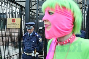 Студентка пришла на встречу с патриархом Кириллом в стиле Pussy Riot
