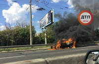 На проспекте Бандеры в Киеве сгорел автомобиль