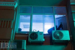 Неизвестные пытаются захватить архивы Минюста