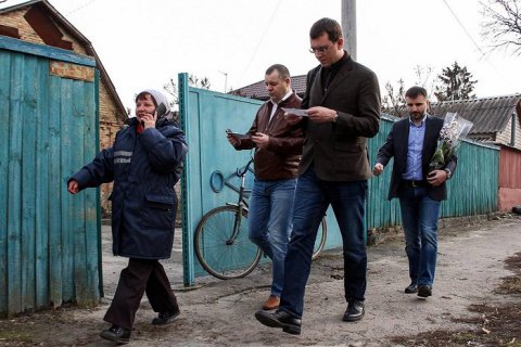 Омелян "поработал" почтальоном в честь 8 марта