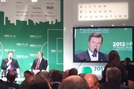 Янукович пригласил инвесторов посмотреть на раздетых женщин