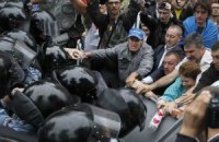 Сторонники Тимошенко подрались с "Беркутом" у "Олимпийского"
