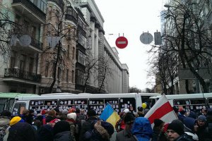 Сотрудников Кабмина, Рады и АП пускают на работу по удостоверениям (обновлено)