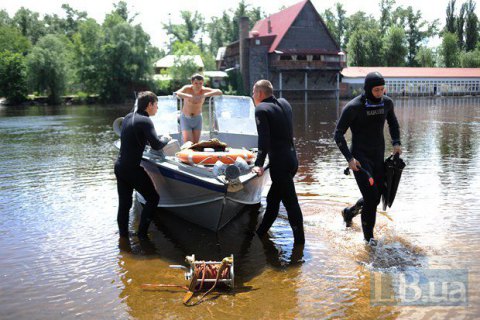 Водолазы вторые сутки ищут в Днепре пропавшего школьника