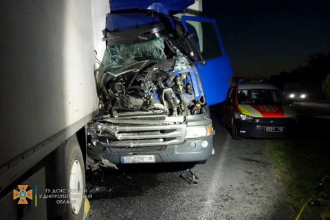 На трассе у Днепра произошло смертельное ДТП с участием двух грузовиков и легковушки