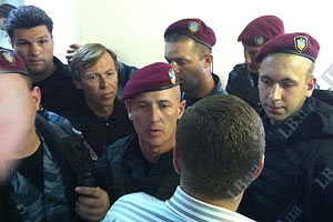 Между депутатами и "Беркутом" возникла потасовка в суде
