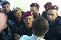 Между депутатами и "Беркутом" возникла потасовка в суде