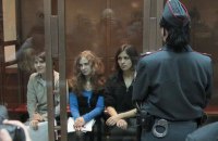Московский суд отпустил участников Pussy Riot под личное обязательство