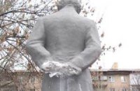 ​Донецкие вандалы оставили Пушкина без рук