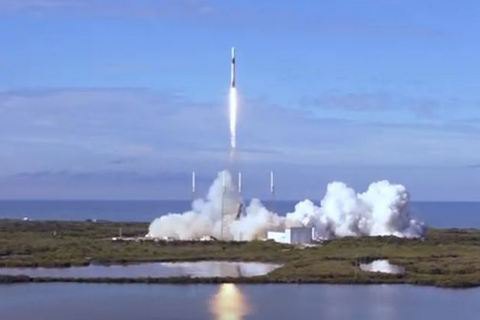 ​SpaceX запустила в космос ракету с новым стыковочным узлом для МКС