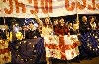 У Тбілісі багатотисячний натовп пройшов маршем до МВС Грузії
