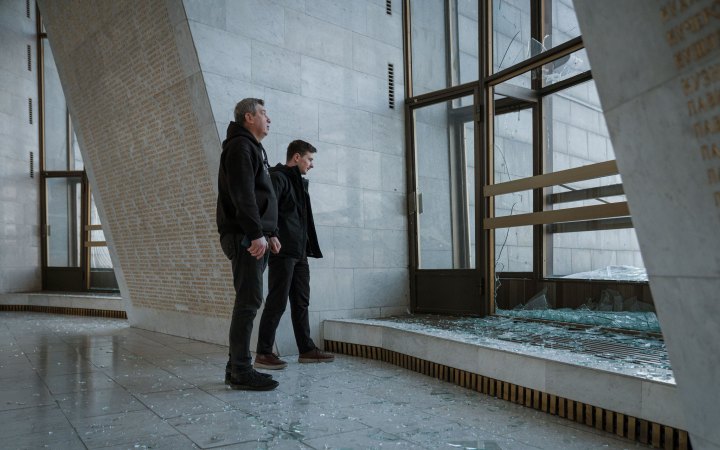 Росіяни пошкодили зал слави у підніжжі монумента «Батьківщина-мати»