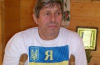 Голодающего возле дома Ющенко пообещали сжечь