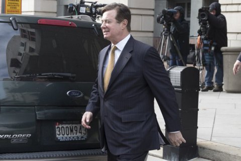 На выходе из суда в Манафорта швырнули флагом РФ с криком "Ты продаешь Америку русским"