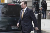На выходе из суда в Манафорта швырнули флагом РФ с криком "Ты продаешь Америку русским"